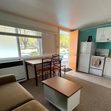 Holiday Beach Resort Motel Okanagan Falls Εξωτερικό φωτογραφία