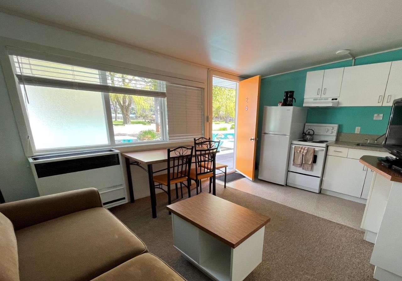 Holiday Beach Resort Motel Okanagan Falls Εξωτερικό φωτογραφία