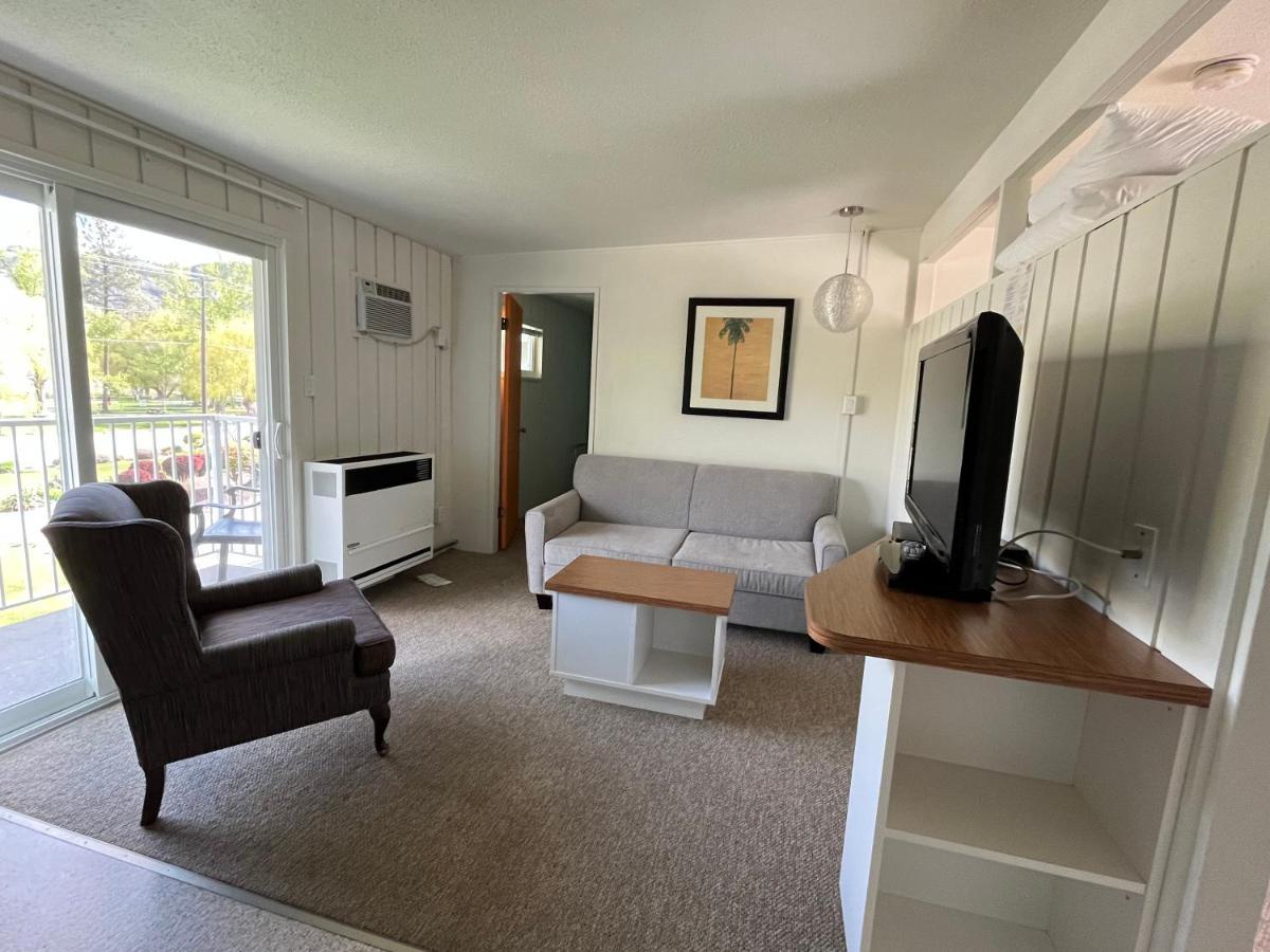 Holiday Beach Resort Motel Okanagan Falls Εξωτερικό φωτογραφία