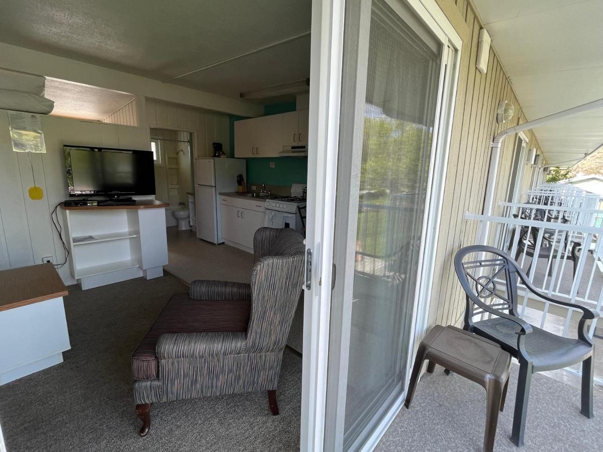 Holiday Beach Resort Motel Okanagan Falls Εξωτερικό φωτογραφία