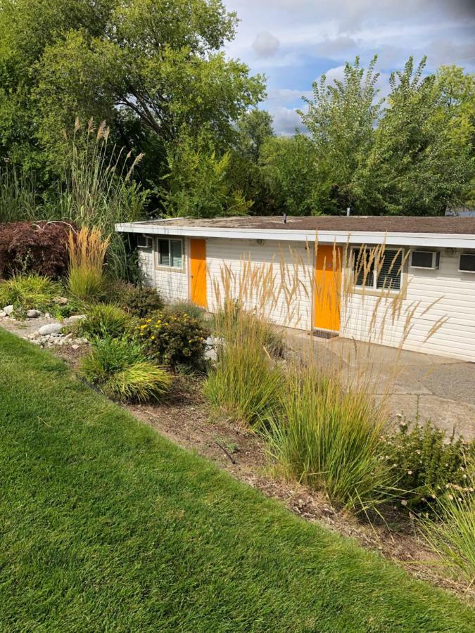 Holiday Beach Resort Motel Okanagan Falls Εξωτερικό φωτογραφία