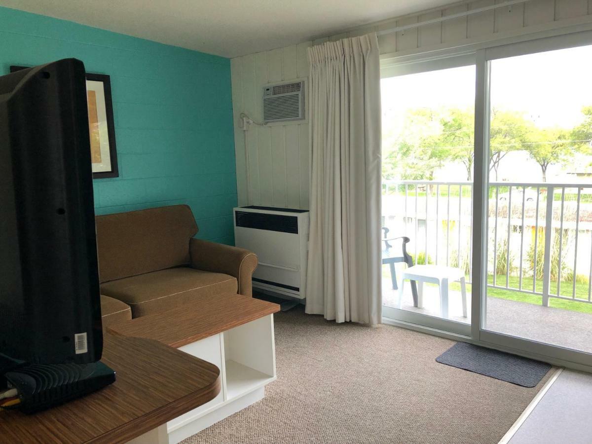 Holiday Beach Resort Motel Okanagan Falls Εξωτερικό φωτογραφία