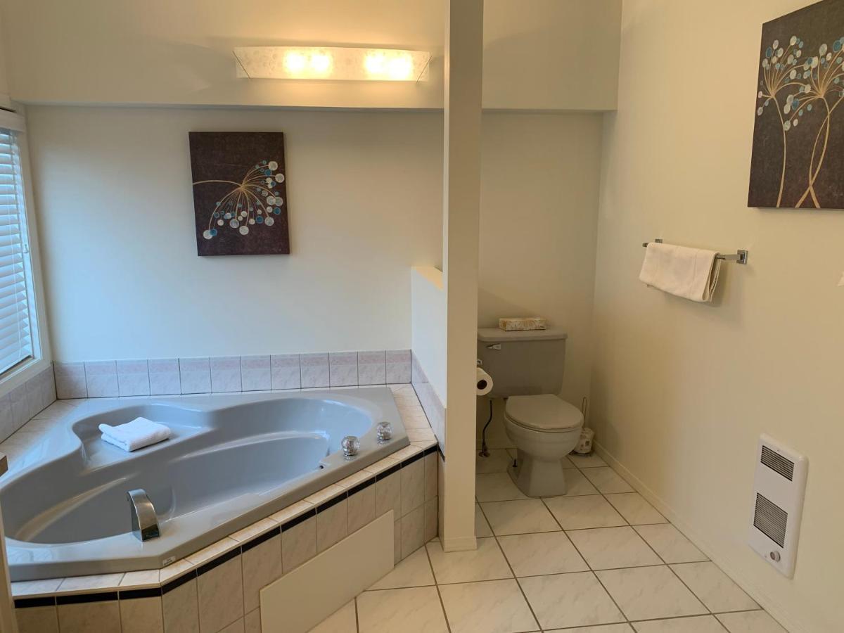 Holiday Beach Resort Motel Okanagan Falls Εξωτερικό φωτογραφία